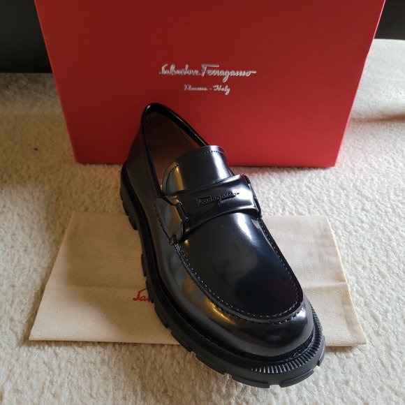 NEW Authentic Salvatore Ferragamo Embossed Logo Black Leather Loafers main image 5